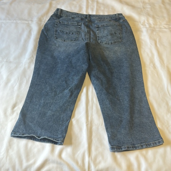 Maurices Jean capris.  Size 18w - Picture 4 of 5